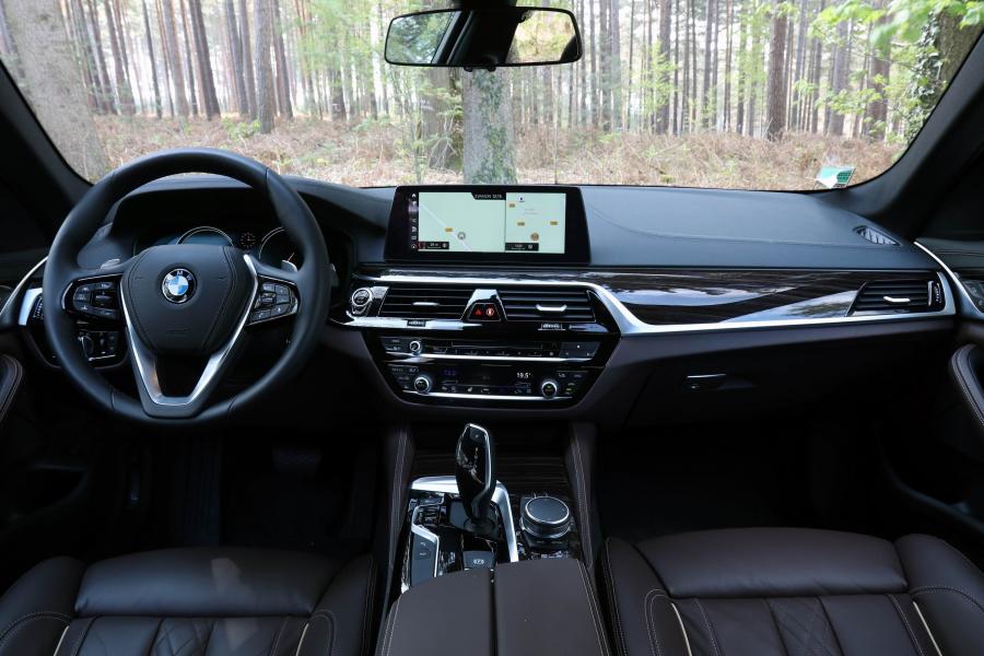 Торпедо BMW 520d xDrive Sedan Luxury Line 2017 года  (WW) (фото 6 из 21)